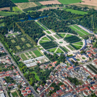 Schloss und Schlossgarten Schwetzingen - Luftbild - Ansicht von Südosten - (Bildnachweis: Fotograf Carsten Steger; aufgenommen im August 2021, um die Mittagszeit; https://commons.wikimedia.org/wiki/File:Aerial_image_of_the_Schwetzingen_Palace_and_gardens_(view_from_the_southeast).jpg; CC BY-SA 4.0 / https://creativecommons.org/licenses/by-sa/4.0/deed.en; Bild editiert von Manfred Schneider)