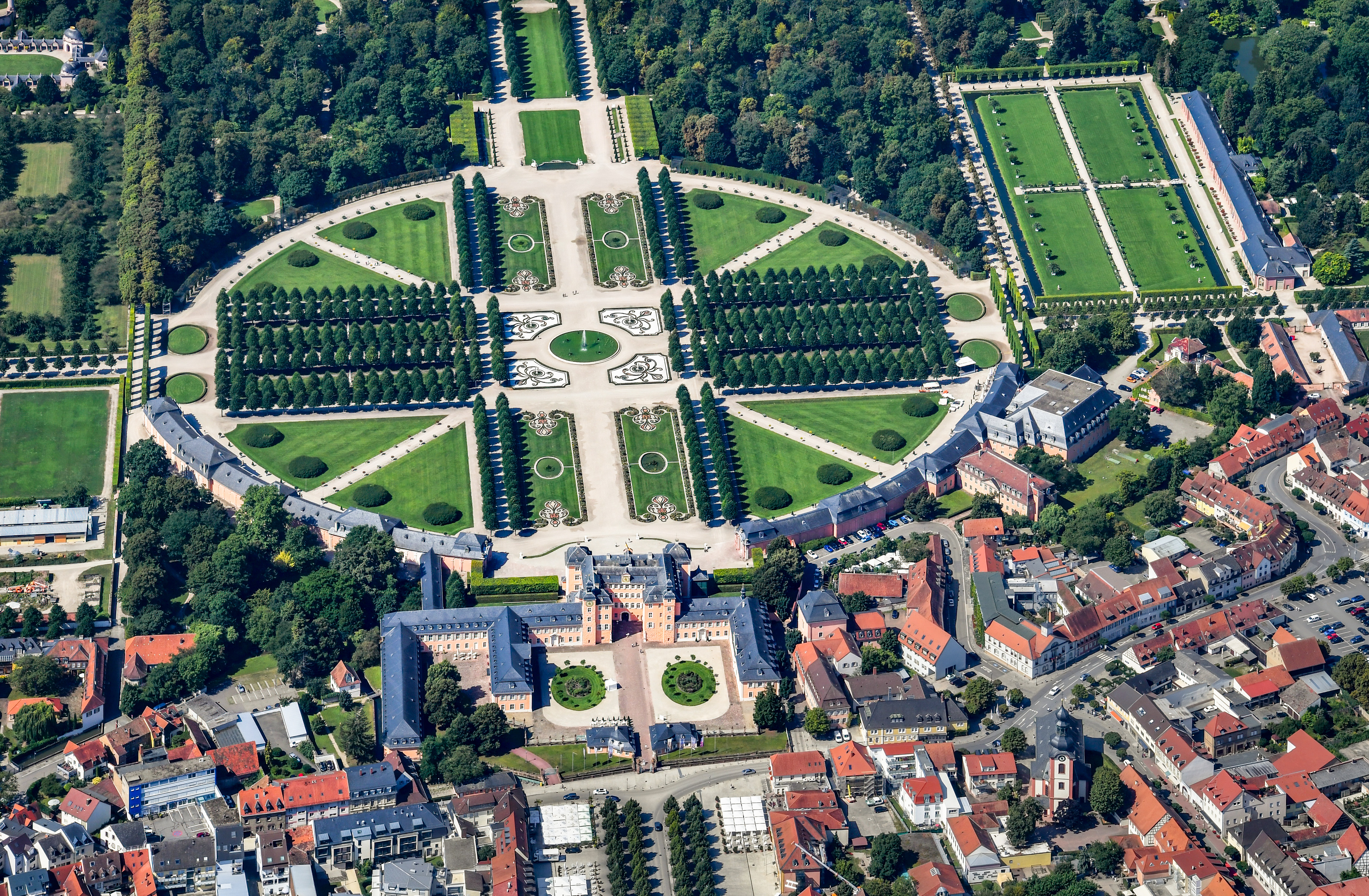 Schloss und Schlossgarten Schwetzingen - Luftbild - Ansicht von Osten - (Bildnachweis: Fotograf Carsten Steger; aufgenommen im August 2021, um die Mittagszeit; https://commons.wikimedia.org/wiki/File:Aerial_image_of_the_Schwetzingen_Palace_and_main_parterre_(view_from_the_east).jpg; CC BY-SA 4.0 / https://creativecommons.org/licenses/by-sa/4.0/deed.en; Bild editiert von Manfred Schneider)