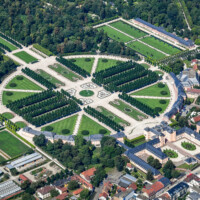 Schloss und Schlossgarten Schwetzingen - Luftbild - Ansicht von Südosten - (Bildnachweis: Fotograf Prof. Dr. Carsten Steger; aufgenommen im August 2021, um die Mittagszeit; https://commons.wikimedia.org/wiki/File:Aerial_image_of_the_Schwetzingen_Palace_and_main_parterre_(view_from_the_southeast).jpg; CC BY-SA 4.0 / https://creativecommons.org/licenses/by-sa/4.0/deed.en; Bild editiert von Dr. Manfred Schneider)