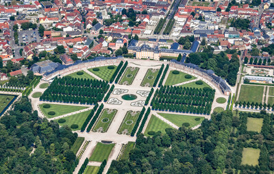 Schloss und Schlossgarten Schwetzingen - Luftbild - Ansicht von Westen - (Bildnachweis: Fotograf Carsten Steger; aufgenommen im Juli 2021, am späten Nachmittag; https://commons.wikimedia.org/wiki/File:Aerial_image_of_the_Schwetzingen_Palace_and_main_parterre_(view_from_the_west).jpg; CC BY-SA 4.0 / https://creativecommons.org/licenses/by-sa/4.0/deed.en; Bild editiert von Manfred Schneider)